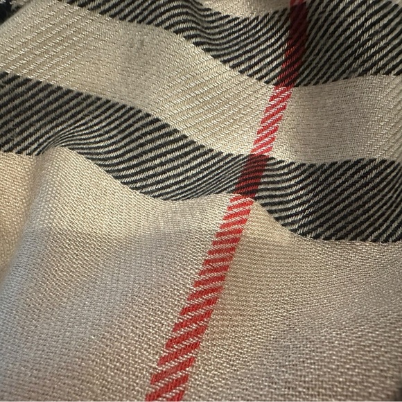 Burberry wide check cashmere scarf - Picture 7 of 7